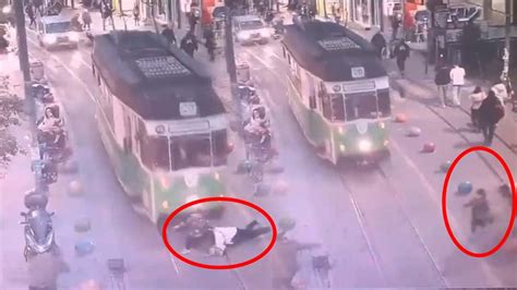 Torununu kurtaran kadın tramvayın altında kalmıştı... Görüntüleri ortaya çıktı!